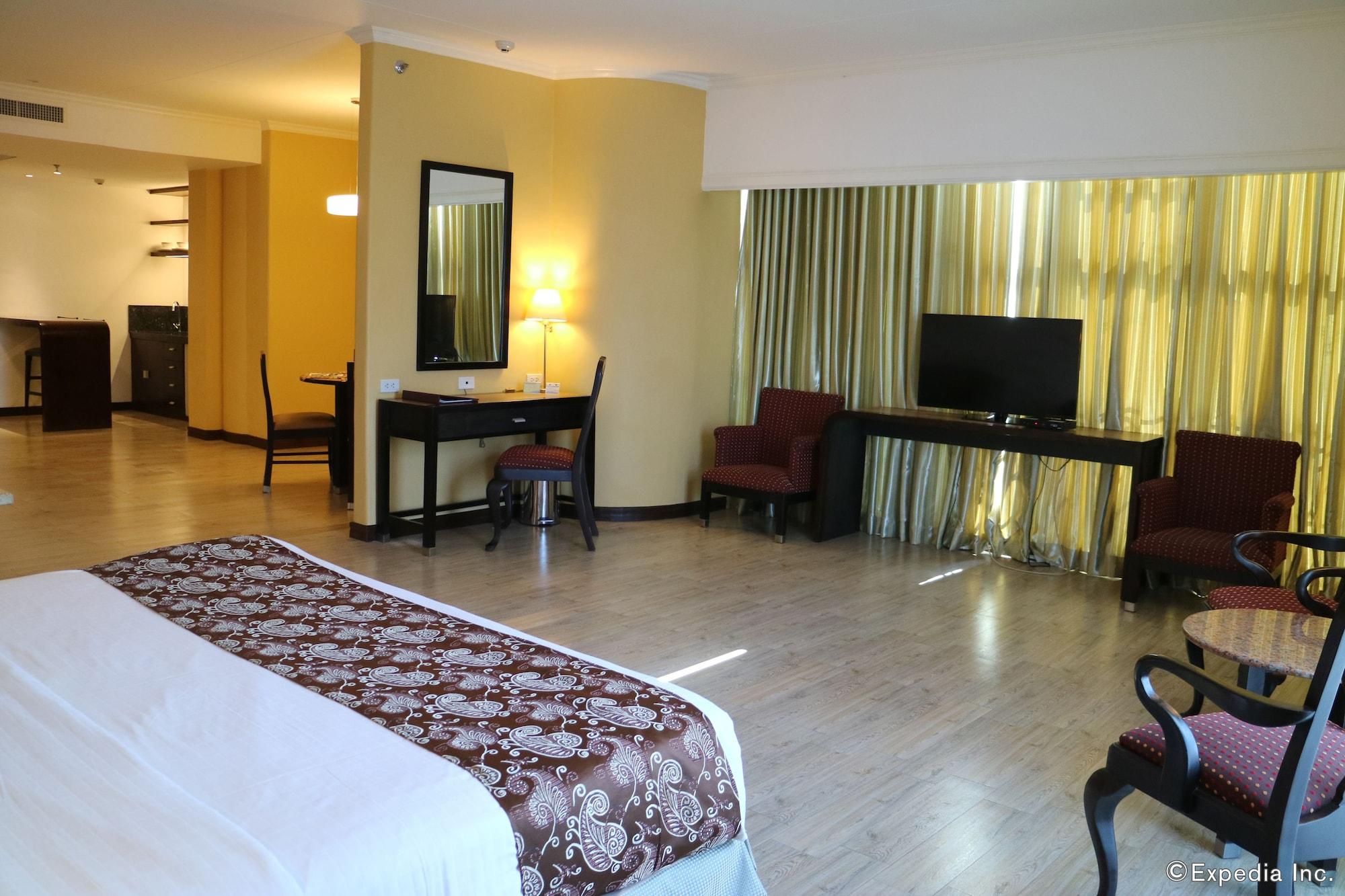Days Hotel By Wyndham Iloilo Exterior photo