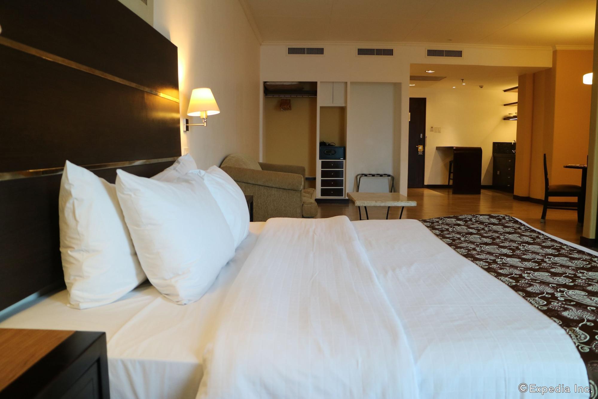 Days Hotel By Wyndham Iloilo Exterior photo