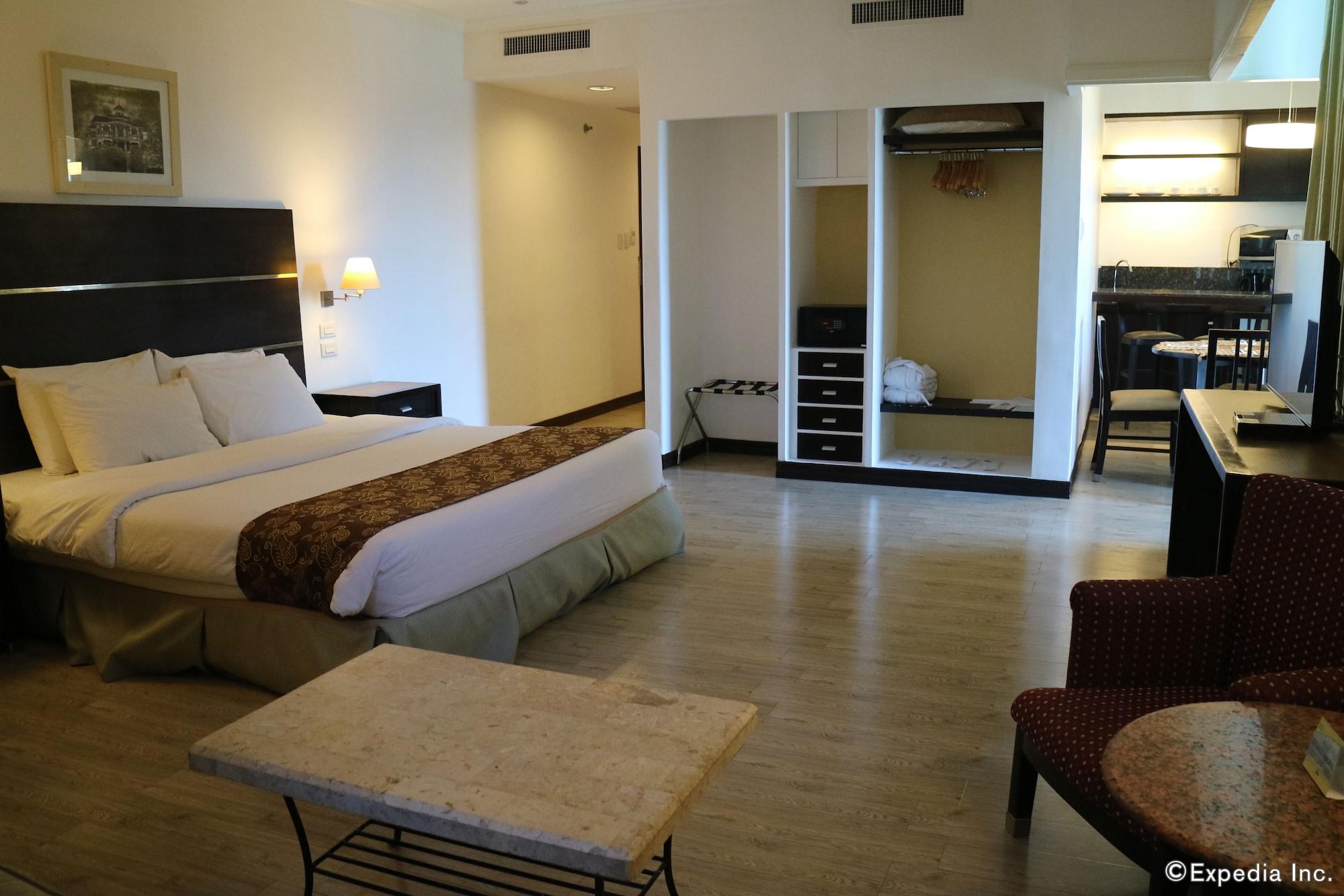 Days Hotel By Wyndham Iloilo Exterior photo