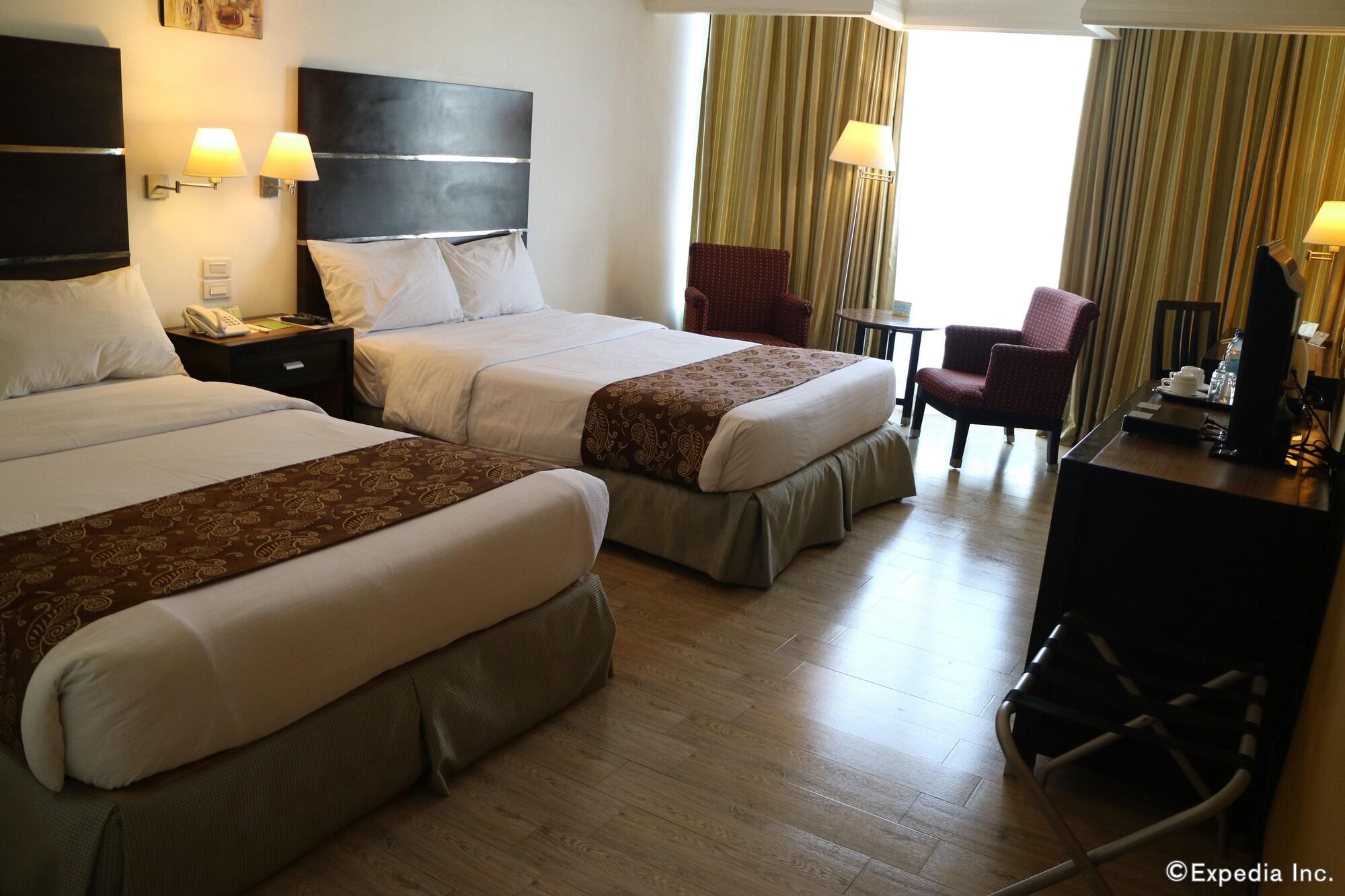 Days Hotel By Wyndham Iloilo Exterior photo