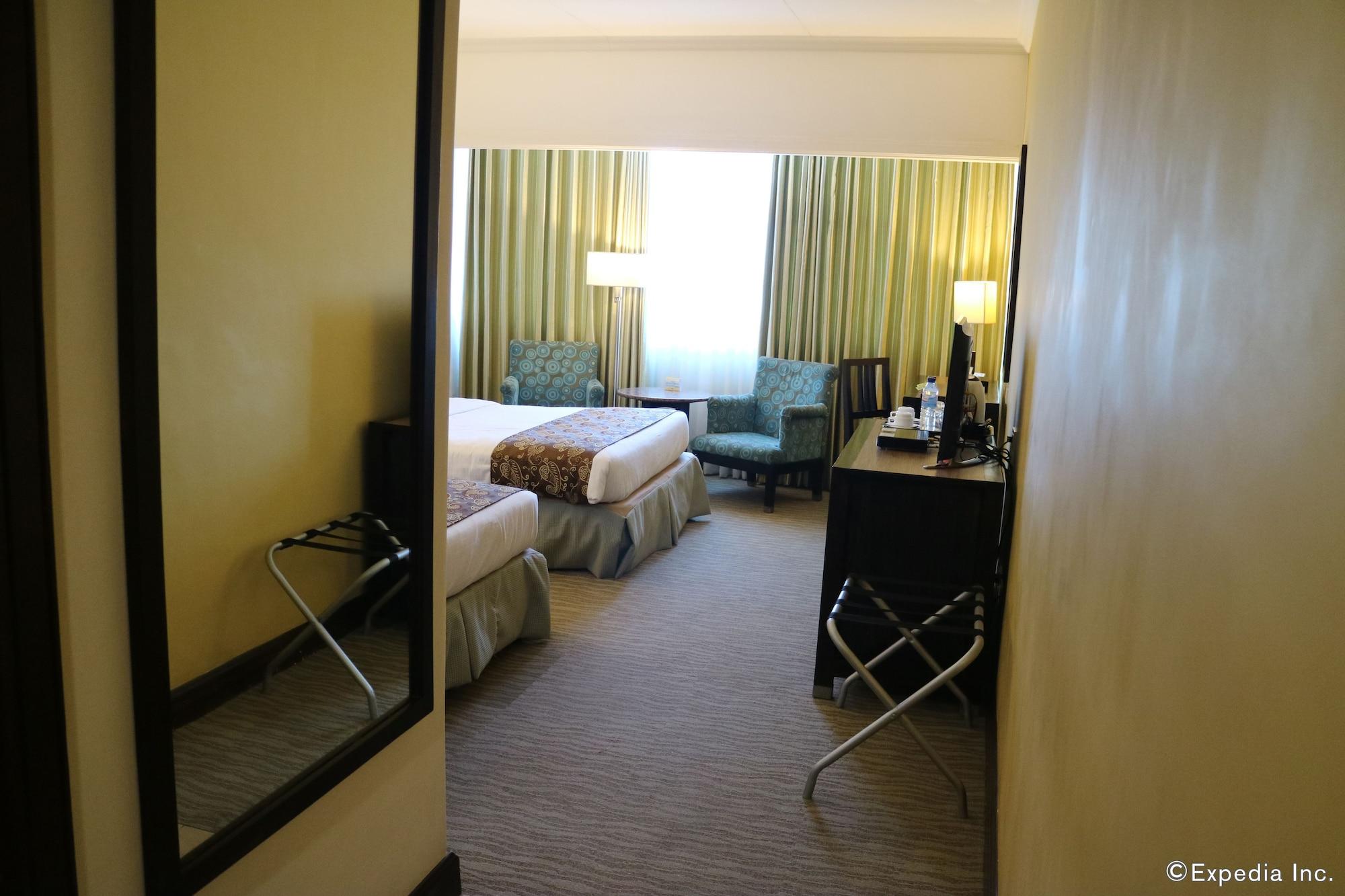 Days Hotel By Wyndham Iloilo Exterior photo