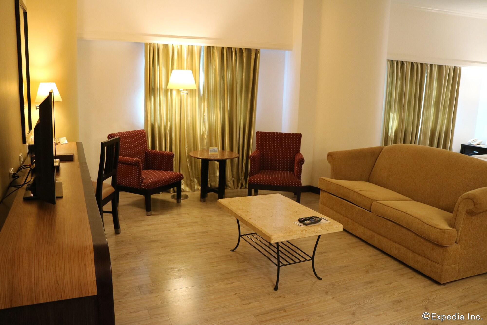 Days Hotel By Wyndham Iloilo Exterior photo
