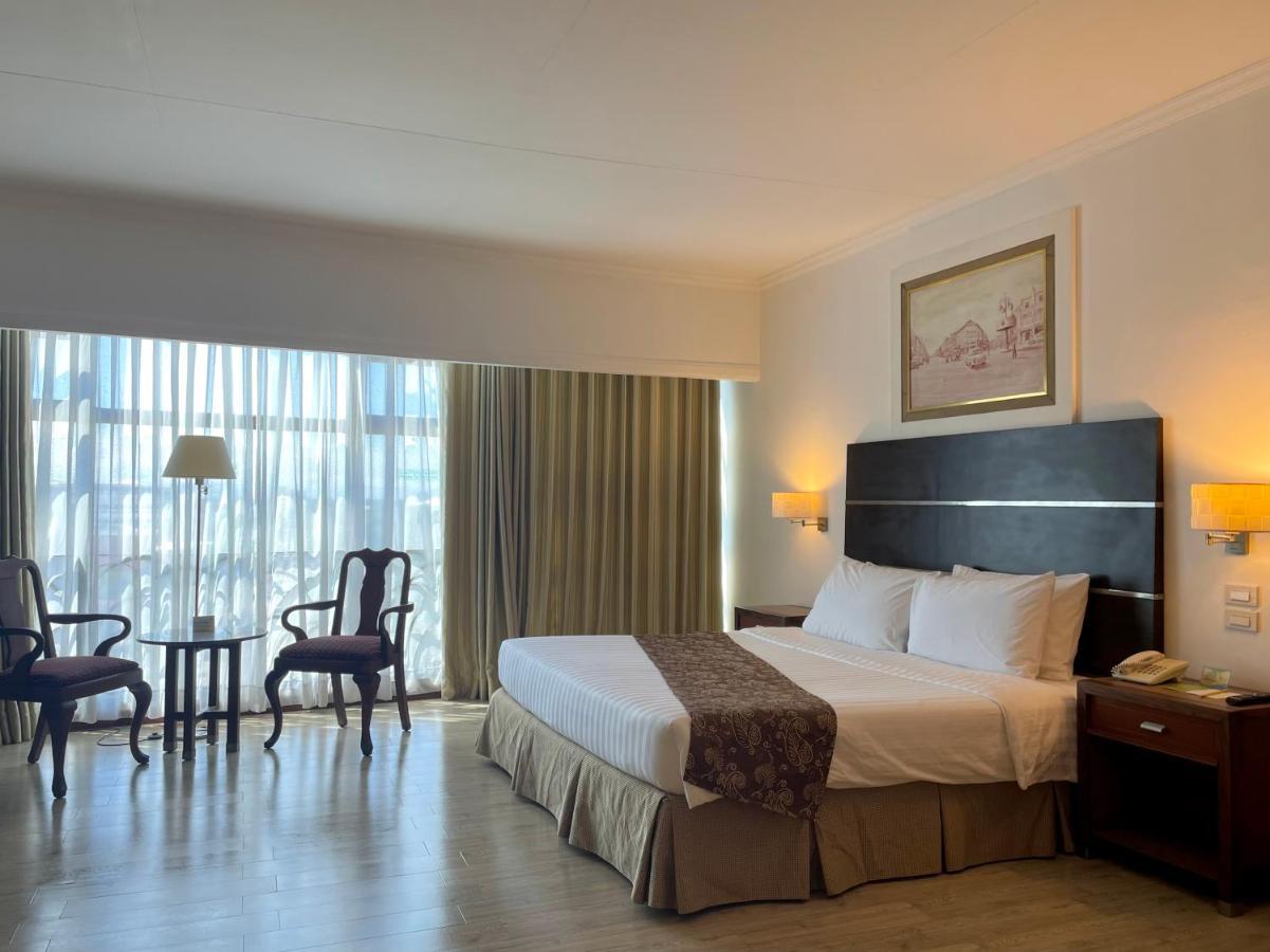 Days Hotel By Wyndham Iloilo Exterior photo