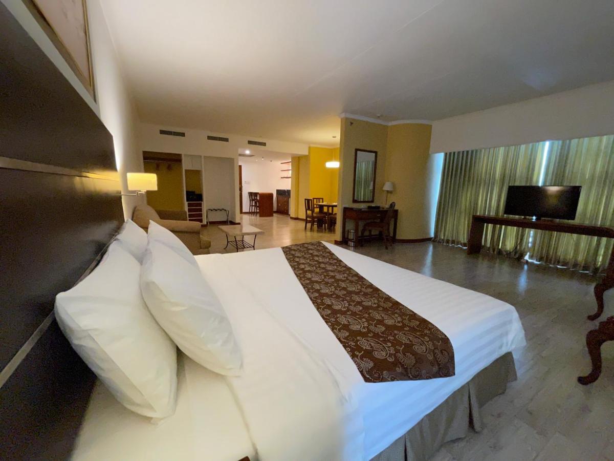 Days Hotel By Wyndham Iloilo Exterior photo