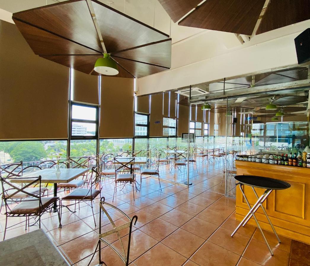 Days Hotel By Wyndham Iloilo Exterior photo