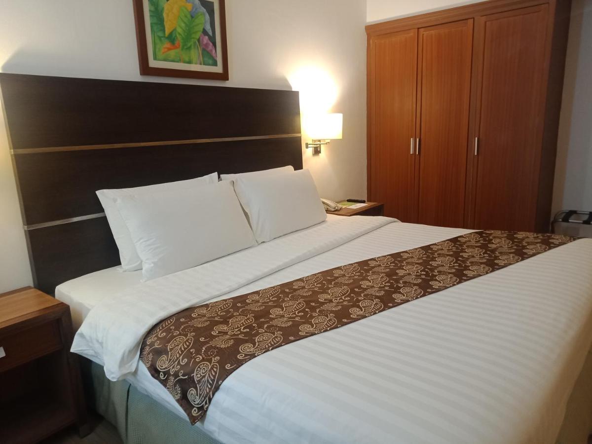 Days Hotel By Wyndham Iloilo Exterior photo