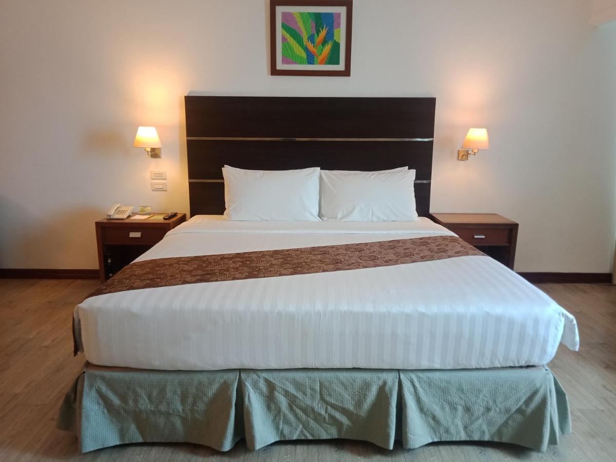 Days Hotel By Wyndham Iloilo Exterior photo