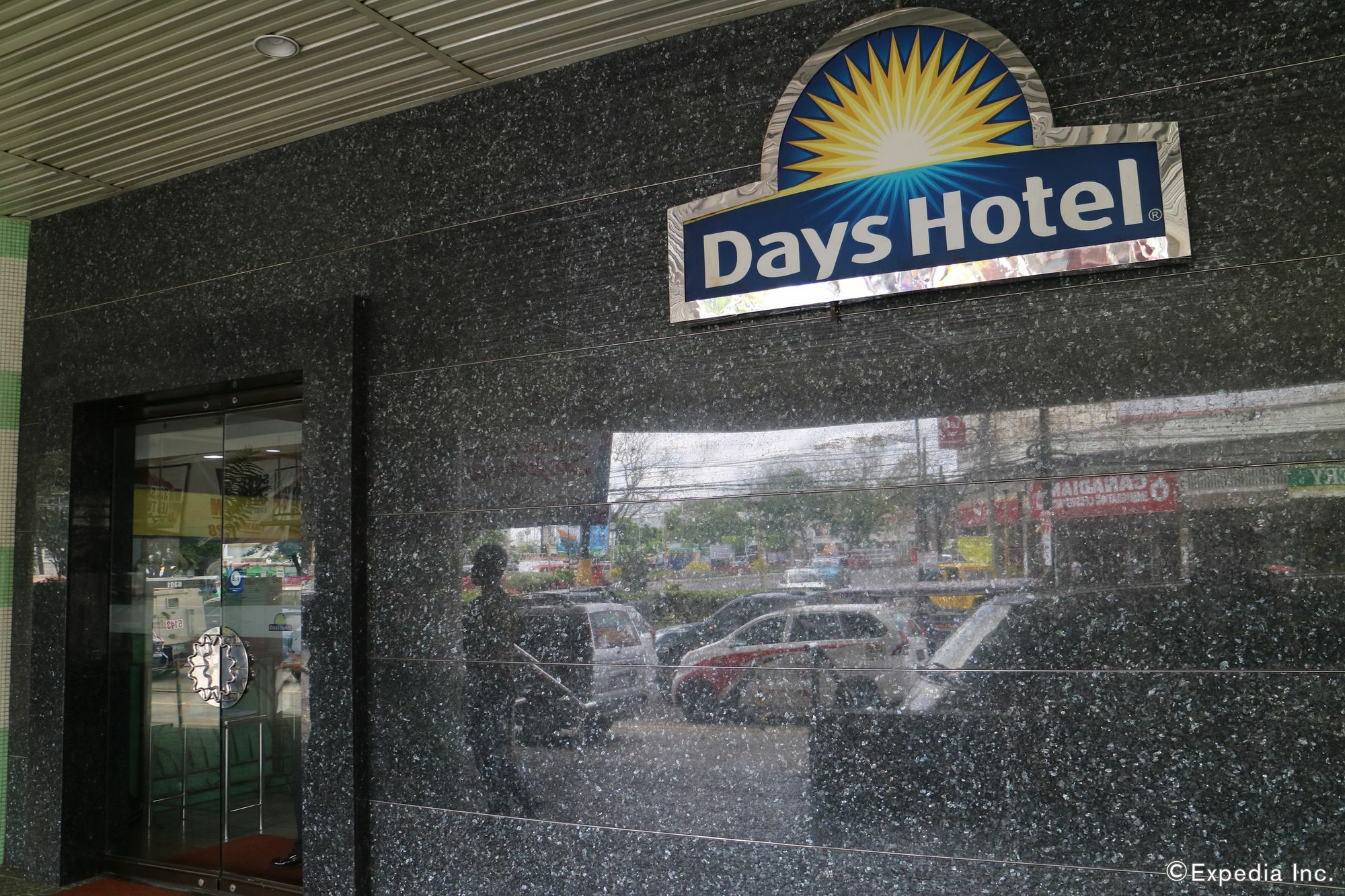 Days Hotel By Wyndham Iloilo Exterior photo